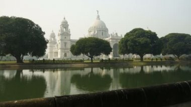 Kolkata 'da bulunan Victoria Memorial adlı büyük bir mermer bina, Batı Bengal, Kolkata' daki en ünlü anıtlardan biridir. Önplandaki göl suyunun yansıması.