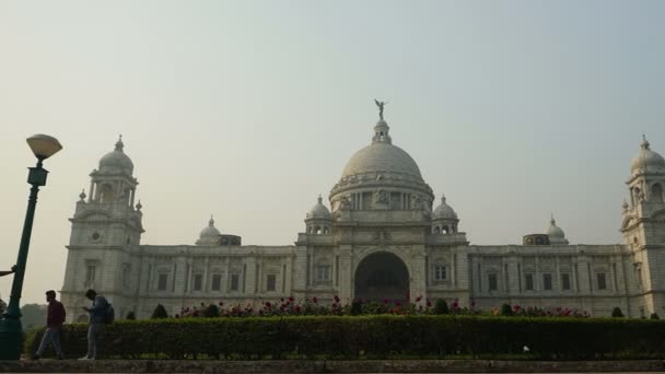 イギリス製の記念碑は インドの西ベンガル州コルカタにある有名な記念碑の1つです パンニング スライダーショット — ストック動画