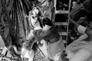 Howrah, Batı Bengal, Hindistan - 9 Ekim 2019: Tanrıça Durga 'nın Ayağı, festival sonunda dalmaya hazırlandığı için Sindoor, vermilion ile bezenmiştir. Siyah ve beyaz.
