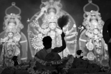 Howrah, Batı Bengal, Hindistan-5 Ekim 2019: Tanrıça Durga 'ya chamorlu Hindu rahip tarafından tapılıyor. Vog, Durga 'ya kutsal yemek sunuluyor. Hinduizm 'in en büyük festivali. Siyah beyaz..