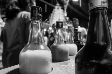 Howrah, Batı Bengal, Hindistan - 14 Nisan 2019: Buz altını, Barf ka gola veya chuski veya ganda yapmak için renkli meyve suları ve şerbetler, ezilmiş buzdan yapılmış bir yaz lezzeti. Siyah ve beyaz.