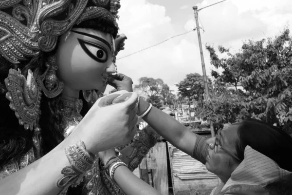 2019年10月9日インド 西ベンガル州ハウラー ヴィジャヤダシャミは ベンガル ヒンドゥ教徒の女性と結婚し ドゥルガ女神にお菓子を提供し 彼女に祈る デュルガ祭の伝統儀式 黒と白 — ストック写真