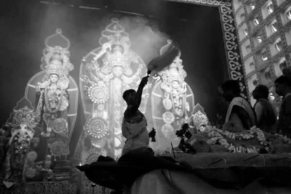 インド 西ベンガル州ハウラー2019年10月5日 女神ドゥルガは ヒンズー教の聖職者によって礼拝されています Vog 神聖な食べ物はドゥルガに提供されています ヒンズー教の最大の祭り ブラック ホワイト — ストック写真