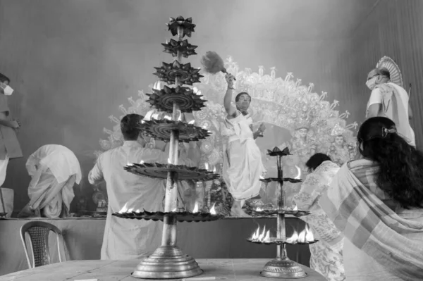 インドの西ベンガル州ハウラー 2020年10月25日 女神ドゥルガは 聖なる煙とSondhipujoアラティ中に神聖なパンチャプラプを持つヒンズー教の司祭によって崇拝されています 少林坊が演じられる 黒と白 — ストック写真