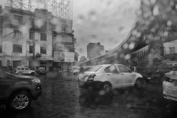印度西孟加拉邦加尔各答 2019年9月25日 图像通过雨滴洒落在湿玻璃上的图像 交通的抽象模糊 加尔各答 黑白季风种群图像 — 图库照片
