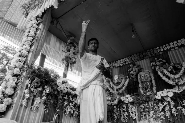 ハワラ 西ベンガル州 インド 7月7日2019 ヒンズー教の司祭は ジャガナート バララム スヴォドラの偶像を崇拝しています ラタジャトラ祭りは インドの有名なヒンズー教の祭りです — ストック写真