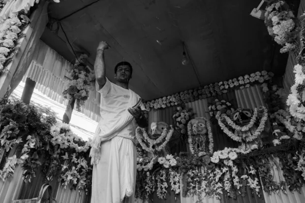 Howrah Bengala Ocidental Índia Julho 2019 Sacerdote Hindu Venerando Ídolo — Fotografia de Stock