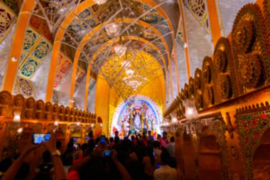 Kolkata 'nın bulanık görüntüsü, Batı Bengal, Hindistan. Hindu fanatikler gece Durga Puja pandalını ziyaret ederken Tanrıça Durga 'nın idolü de içerideydi. Hinduizm 'in en büyük festivali dünya çapında kutlandı.