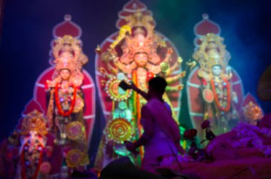 Tanrıça Durga 'nın bulanık görüntüsü aynalı Hindu rahip tarafından tapılıyor. Vog, Durga 'ya kutsal yemek sunuluyor. Hinduizm 'in en büyük festivali.