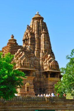 Khajuraho, Madhya Pradesh, Hindistan 'ın batı tapınakları Lord Vishnu' ya adanmış bulanık Lakshmana Tapınağı 'nın görüntüsü.