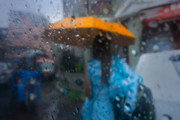 Zamazany Obraz Obrazu Przechodzącego Przez Krople Deszczu Spadające Mokre Szkło — Zdjęcie stockowe
