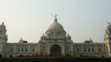 Victoria Memorial Vilayeti, Kolkata 'daki büyük mermer bina, İngiliz yapımı Kolkata, Batı Bengal' in ünlü anıtlarından biridir. HD stok videosunu büyüt.
