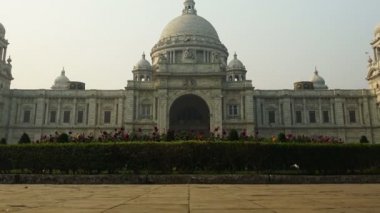 Victoria Memorial Vilayeti, Kolkata 'daki büyük mermer bina, İngiliz yapımı Kolkata, Batı Bengal' in ünlü anıtlarından biridir. Eğim görüntüsü HD stok video.