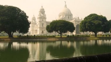 Kolkata 'da bulunan Victoria Memorial adlı büyük bir mermer bina, Batı Bengal, Kolkata' daki en ünlü anıtlardan biridir. Ön plandaki göl suyunun yansıması..