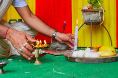 Tanrı Jagannath, Balaram ve Suvodra 'ya tapmak için kutsal ateşi yakan Hindu rahibin bulanık görüntüsü. Ratha jatra festivali Hindistan 'da ünlü bir Hindu festivalidir. Howrah, Batı Bengal, Hindistan.