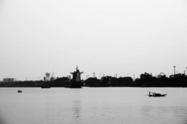 Suddig Bild Ganges Floden Svart Och Vitt Med Industriell Bakgrund — Stockfoto