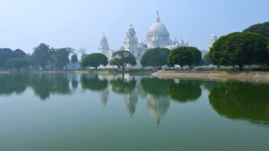 Kolkata, Hindistan 'ın başkenti Batı Bengal' de bulunan Kolkata 'nın en ünlü anıtlarından biri olan Victoria Memorial' ın 4K stok videosudur. Orta alandaki göl suyunun yansıması..