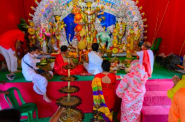 Tanrıça Durga 'nın bulanık görüntüsü, sondhipujo aarti sırasında Hindu rahipler tarafından tapılıyor. Covid 19 salgını sırasında Durga puja.