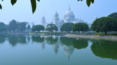 Kolkata, Hindistan 'ın başkenti Batı Bengal' de bulunan Kolkata 'nın en ünlü anıtlarından biri olan Victoria Memorial' ın 4K stok videosudur. Orta alandaki göl suyunun yansıması..