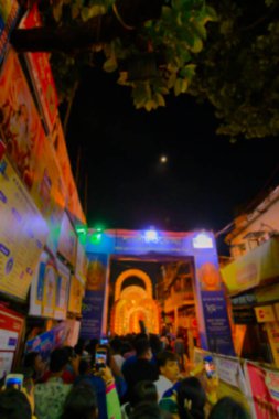 Kolkata 'nın bulanık görüntüsü, Batı Bengal, Hindistan. Gece Kolkata sokağının yanında Durga Puja Pandalı 'nı süsledi. Hinduizm 'in en büyük festivali tüm dünyada kutlandı..