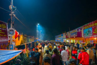 Kolkata 'nın bulanık görüntüsü, Batı Bengal, Hindistan. Gangasagar transit kampında yürüyüp Babughat, Kolkata 'daki Hindu sadhus kamplarına gidenler..