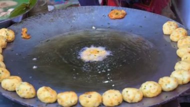 Aloo tikki, aloo ki tikki veya aloo tikia, Hindistan 'da lezzetli ve popüler vejetaryen fast food olan ezilmiş patatesten yapılan Hint yemeğidir. Kakai 'de yemek pişirmek için aloo tikki yaparken 4k video..