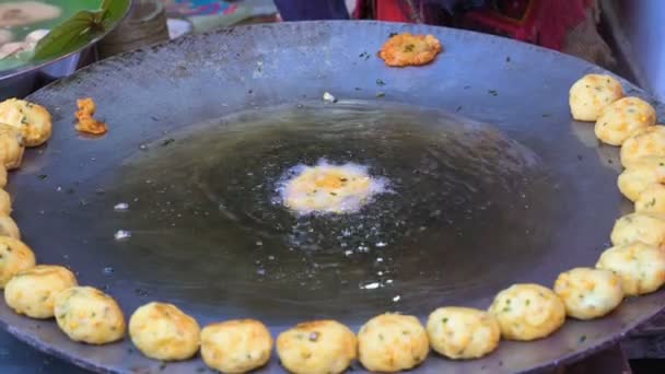 アロオティッキ あまりにもTikki TikkiまたはあまりにもTikiaは 破壊されたジャガイモで作られたインドのストリートフードです おいしいとインドの人気のベジタリアンファーストフード 4Kビデオの作るあまりにもTikki上のKadai 料理のために — ストック動画