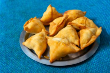 Ev yapımı Samosa, samsa ya da smosa 'nın bulanık görüntüsü. Geleneksel Hint özel vejetaryen sokak yemekleri. Iftaari yemeği, Seçmeli odak.