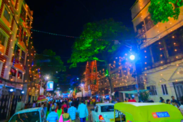 インドのコルカタのぼやけた画像 コルカタの装飾された通りの夜の画像 色の光で撮影 ドゥルガ法会祭り中 西ベンガル州 インド ドゥルガ プラハはヒンズー教最大の祭り — ストック写真