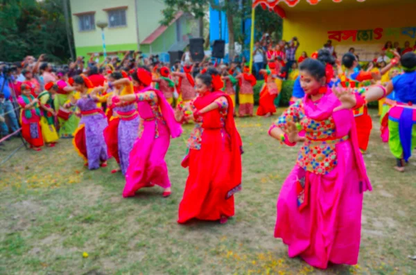 Wazig Beeld Van Groepsdansen Van Bengaalse Meisjes Gekleed Kleurrijke Indiase — Stockfoto