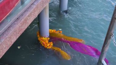 Kumbh Mela vesilesiyle Har ki Pauri ghat 'ta Ganj Nehri' nde yüzen çelenkler. Ayine Shahi snan, Shaahi snan veya Kumbh snan denir. 4k video.