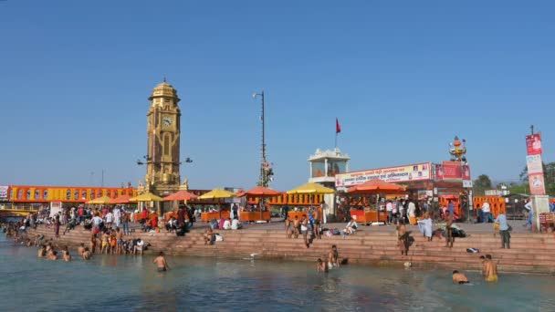 Haridwar Uttarakhand Indie Dubna 2021 Hinduisté Oddaní Koupání Har Pauri — Stock video