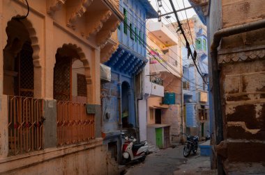 Jodhpur, Rajasthan, Hindistan - 21 Ekim 2019: Geleneksel renkli evler. Mavi Hindu Brahmanlar için semboliktir, üst kasttan olmak..