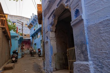 Jodhpur, Rajasthan, Hindistan - 21 Ekim 2019: Geleneksel renkli evler. Mavi Hindu Brahmanlar için semboliktir, üst kasttan olmak..