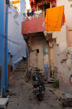 Jodhpur, Rajasthan, Hindistan - 21 Ekim 2019: Geleneksel renkli evler. Mavi Hindu Brahmanlar için semboliktir, üst kasttan olmak..