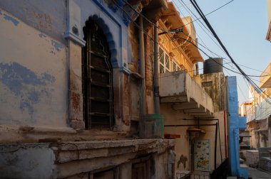 Jodhpur, Rajasthan, Hindistan - 21 Ekim 2019: Geleneksel renkli evler. Mavi Hindu Brahmanlar için semboliktir, üst kasttan olmak..