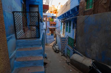 Jodhpur, Rajasthan, Hindistan - 21 Ekim 2019: Tanrıça Laxmi 'nin sembolik adımlarıyla merdivenleri olan geleneksel mavi renkli ev. Brahmanlar evlerini maviye boyarlardı..