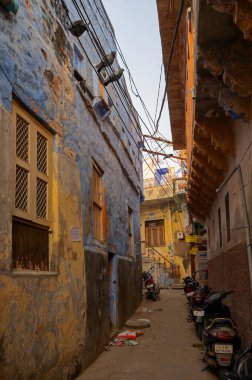 Jodhpur, Rajasthan, Hindistan - 21 Ekim 2019: Geleneksel renkli evler. Tarihsel olarak, Hindu Brahmanlar evlerini üst kasttan oldukları için maviye boyarlardı, gelenek bunu takip eder..