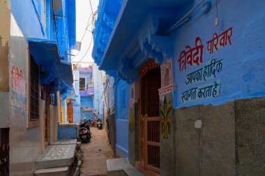 Jodhpur, Rajasthan, Hindistan - 21 Ekim 2019: Geleneksel Mavi renkli ev. Mavi Hindu Brahmanlar için semboliktir, üst kasttan olmak..