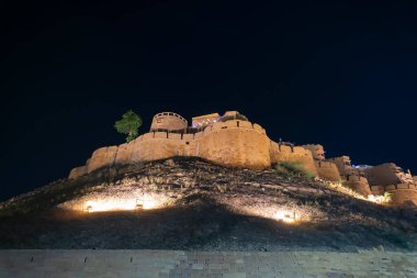 Jaisalmer, Rajasthan, Hindistan - 14 Ekim 2019: Büyük Jaisalmer Kalesi veya Sonar Quila veya Golden Fort 'un gece görüntüsü. Sarı kumtaşından yapılmış canlı bir kale. UNESCO Dünya Mirası Alanı, Thar Çölü.