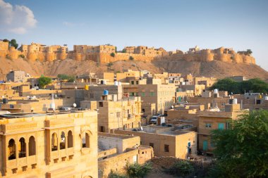 Jaisalmer, Rajasthan, Hindistan - 16 Ekim 2019: Jaisalmer Kalesi veya Sonar Quila veya Altın Kale. Kum taşından yapılmış canlı bir kale. Thar Çölü 'nde eski ipek ticaret yolu boyunca UNESCO dünya mirası sahası.