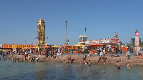 Haridwar Uttarakhand Indie Dubna 2021 Pohled Hinduistické Věřící Koupající Har — Stock video