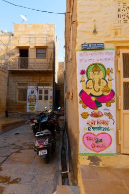 Jaisalmer, Rajasthan, Hindistan - 13 Ekim 2019: Jaisalmer Kalesi ya da Sonar Quila ya da Golden Fort 'un iç manzarası, sabah ışığında sarı kumtaşından yapılmış. Thar Çölündeki UNESCO dünya mirası sahası.