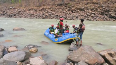 Haridwar, Uttarakhand, Hindistan - 11 Nisan 2021: Nehir raftingi, Ganj Nehri üzerindeki su sporları. Katılımcılara talimatlar veriliyor.