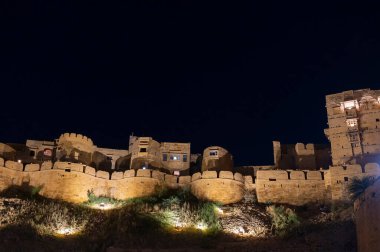Jaisalmer, Rajasthan, Hindistan - 15 Ekim 2019: Jaisalmer Kalesi veya Sonar Quila veya Altın Kale, sarı kumtaşından yapılmış, öğleden sonra ışığı altında. Thar Çölündeki UNESCO dünya mirası sahası.