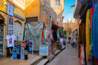 Jaisalmer, Rajasthan, Hindistan - 13 Ekim 2019: Pashmina şalları Jaisalmer Kalesi 'nin veya Golden Fort' un içindeki pazar yerinde sabah vakti satılıyor. Thar Çölündeki UNESCO dünya mirası sahası.