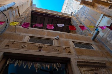 Jaisalmer, Rajasthan, Hindistan - 13 Ekim 2019: Jaisalmer Kalesi ya da Sonar Quila ya da Golden Fort 'un iç manzarası, sabah ışığında sarı kumtaşından yapılmış. Thar Çölündeki UNESCO dünya mirası sahası.