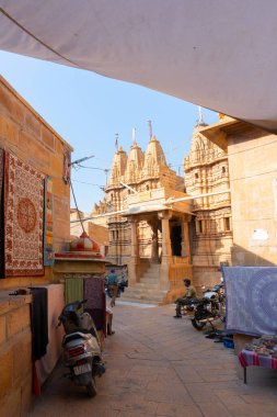 Jaisalmer, Rajasthan, Hindistan - 13 Ekim 2019: Jaisalmer Kalesi ya da Sonar Quila ya da Golden Fort 'un iç manzarası, sabah ışığında sarı kumtaşından yapılmış. Thar Çölündeki UNESCO dünya mirası sahası.