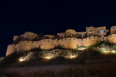 Jaisalmer, Rajasthan, Hindistan - 15 Ekim 2019: Jaisalmer Kalesi veya Sonar Quila veya Altın Kale, sarı kumtaşından yapılmış, öğleden sonra ışığı altında. Thar Çölündeki UNESCO dünya mirası sahası.