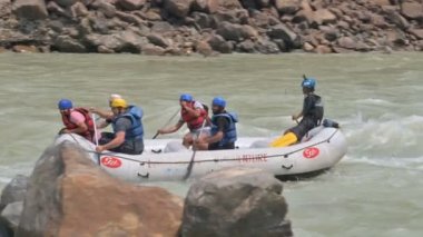 Haridwar, Uttarakhand, Hindistan - 11 Nisan 2021: Rafting, Ganj Nehri üzerindeki su sporları.